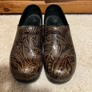 DANSKO leather clogs mules. Embossed design. Size EU 41, see description US size